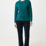 Personne portant un pull vert et un jean noir.