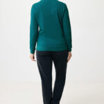 Personne portant pull vert et jean noir