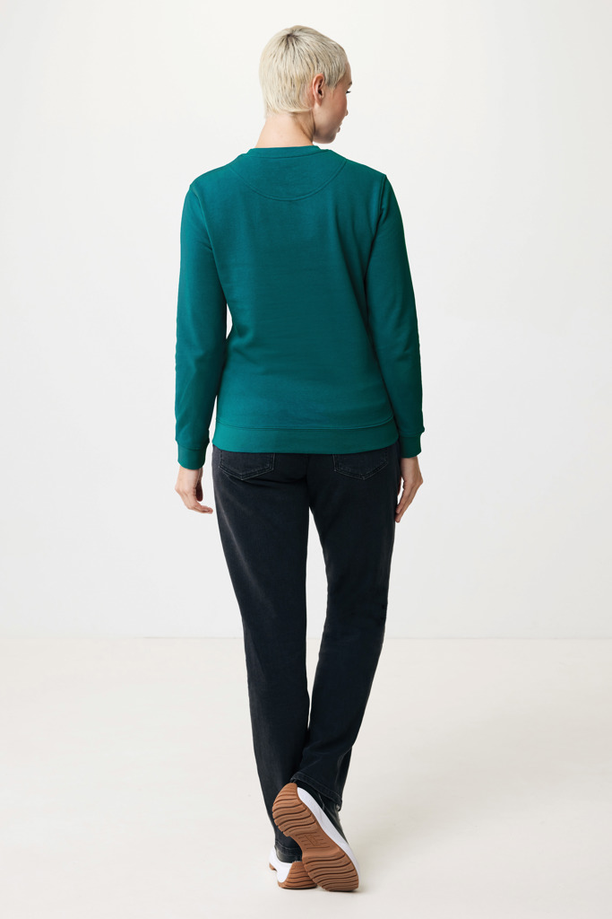Personne portant pull vert et jean noir