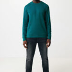 Homme portant pull vert et jean noir