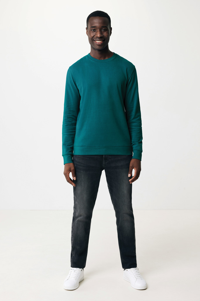 Homme portant pull vert et jean noir