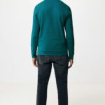 Homme portant pull vert et jean noir