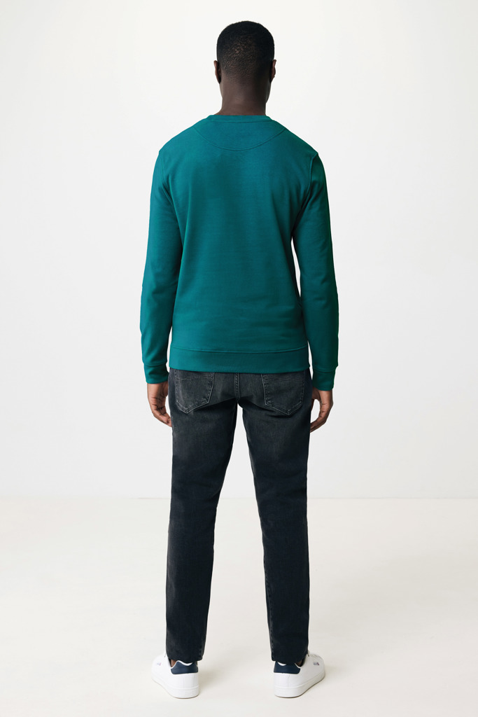 Homme portant pull vert et jean noir