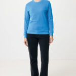 Personne portant un pull bleu et un jean noir