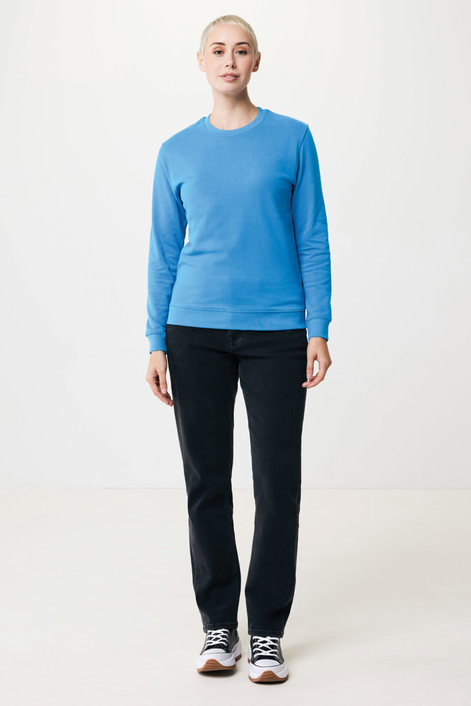 Personne portant un pull bleu et un jean noir