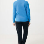 Personne portant un sweat bleu et un jean noir.