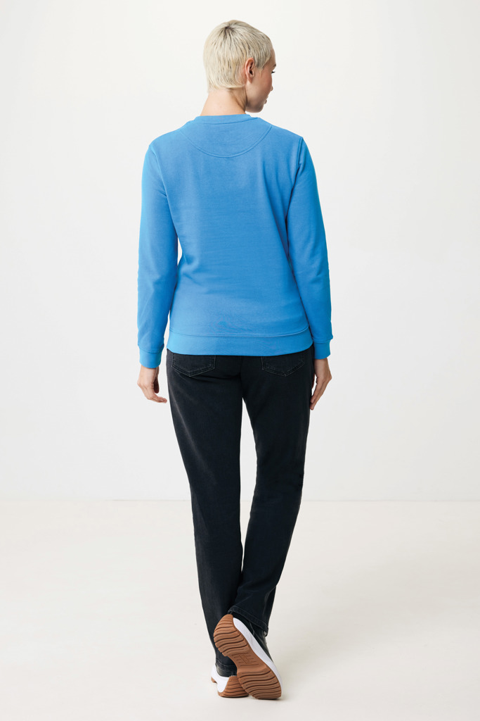 Personne portant un sweat bleu et un jean noir.