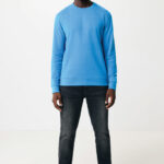 Homme portant un pull bleu et jean noir