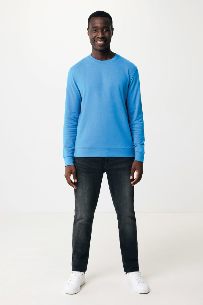 Homme portant un pull bleu et jean noir