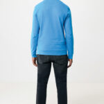 Homme portant pull bleu et jean noir