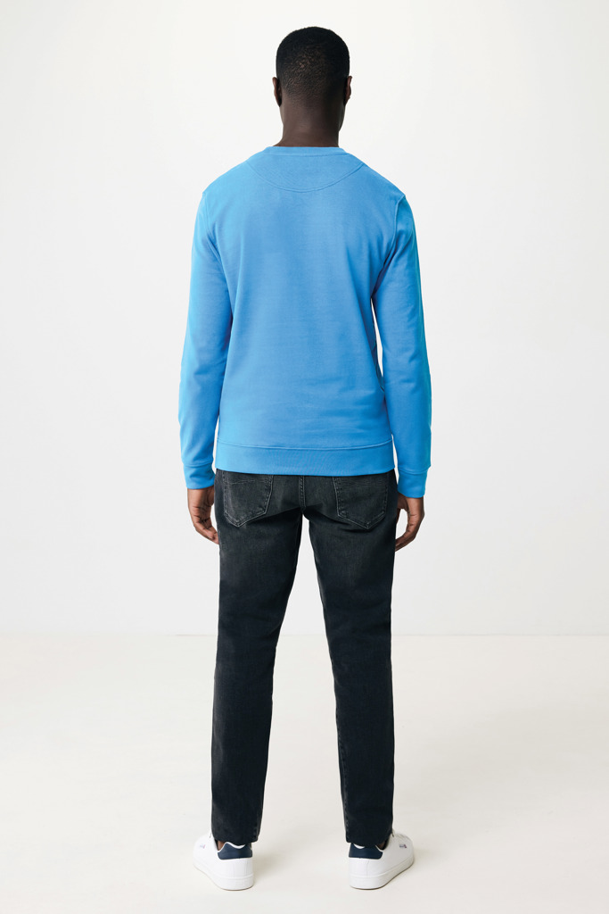 Homme portant pull bleu et jean noir