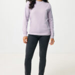 Femme portant sweat violet et jean gris.