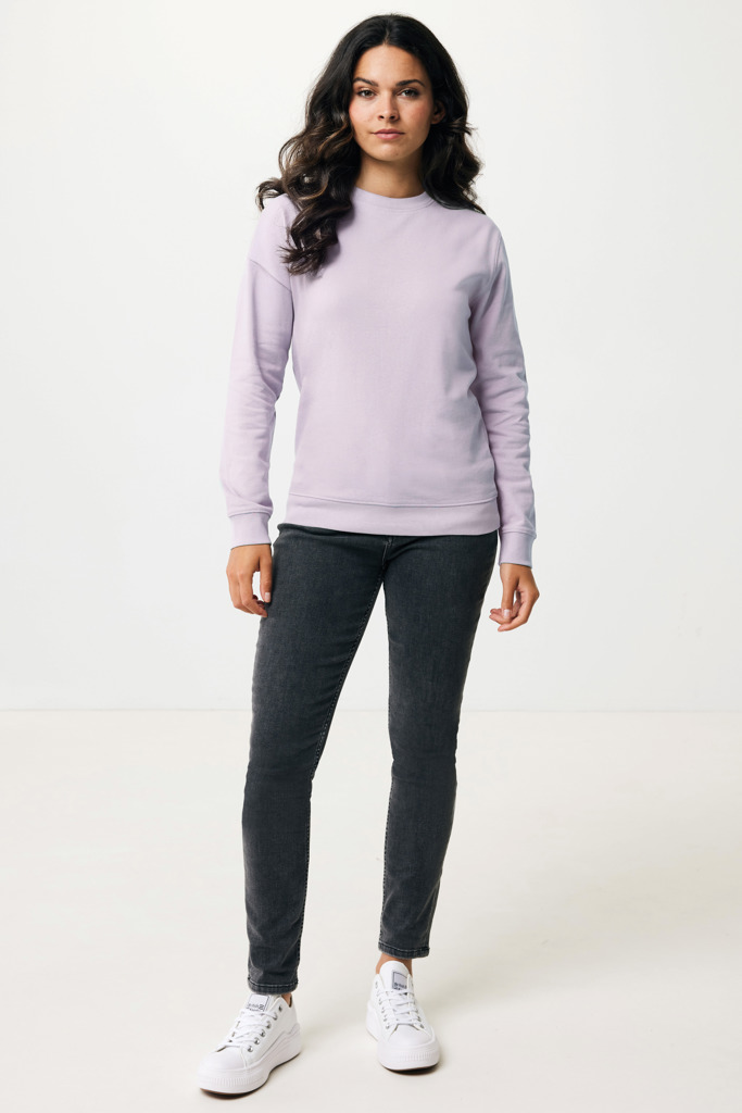 Femme portant sweat violet et jean gris.