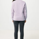 Personne portant un sweat violet et jean noir.