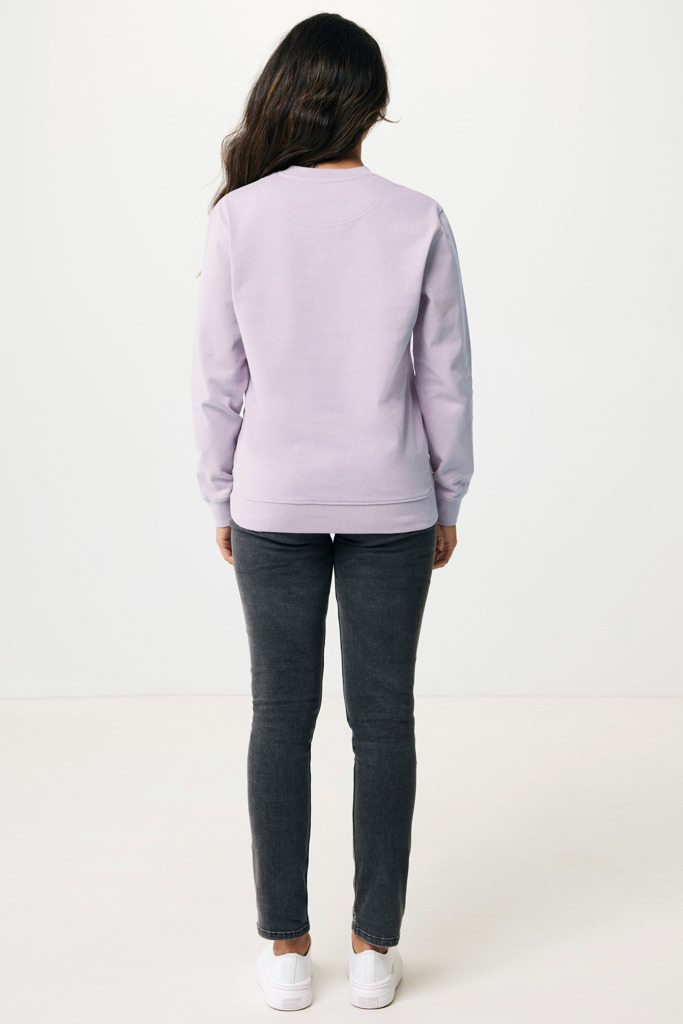 Personne portant un sweat violet et jean noir.