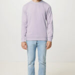 Homme portant un pull lilas et un jean clair