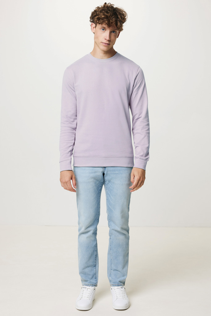 Homme portant un pull lilas et un jean clair