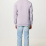 Homme portant pull lilas et jean clair