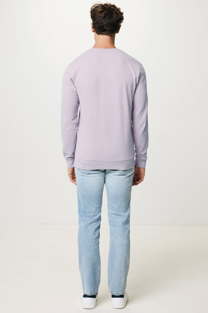 Homme portant pull lilas et jean clair