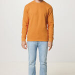 Homme portant pull orange et jean clair