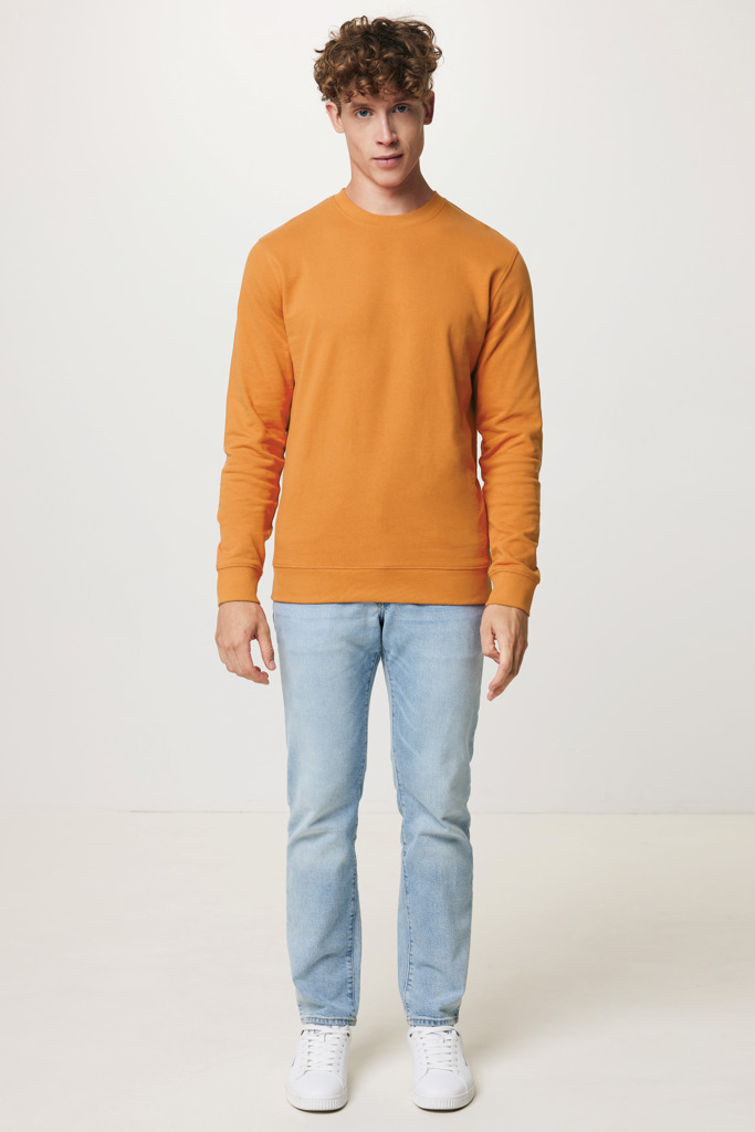 Homme portant pull orange et jean clair