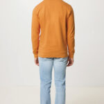 Homme portant un sweat orange et jean clair