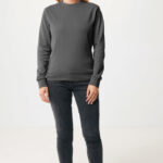 Femme portant un sweat gris et un jean noir