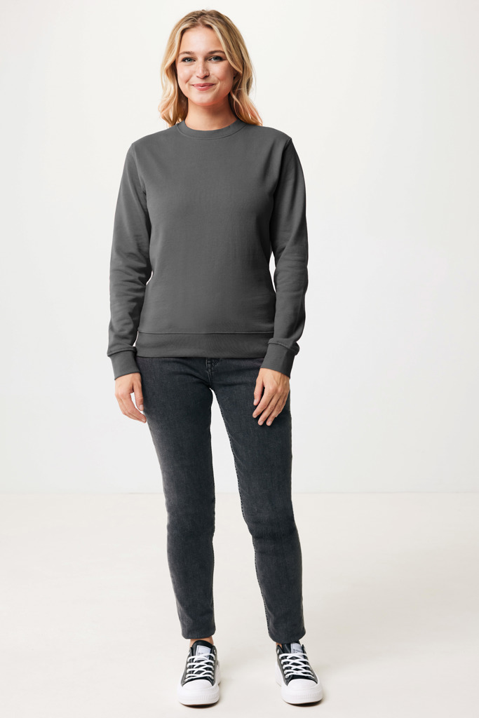 Femme portant un sweat gris et un jean noir