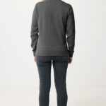 Femme portant un sweat gris et un jean