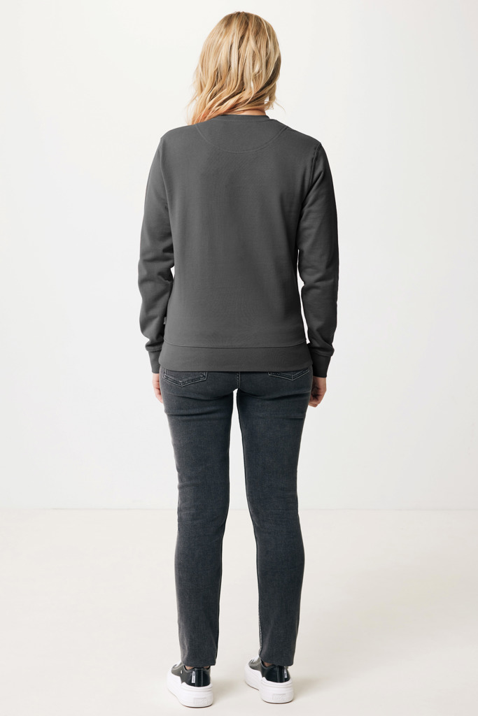 Femme portant un sweat gris et un jean