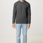 Homme portant un sweat gris et jean clair