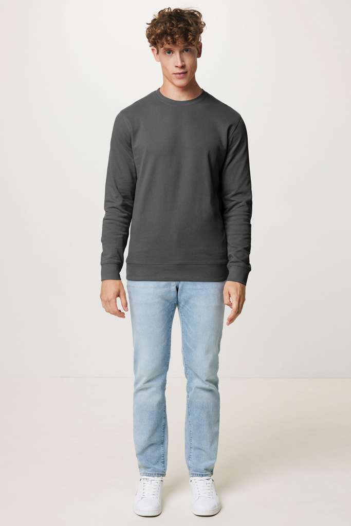Homme portant un sweat gris et jean clair