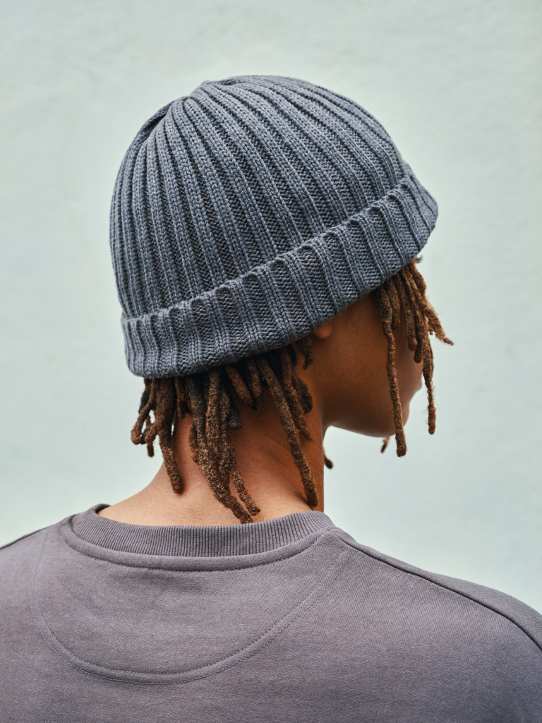 Personne portant un bonnet gris côtelé