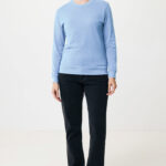 Personne portant un sweat bleu et un jean noir