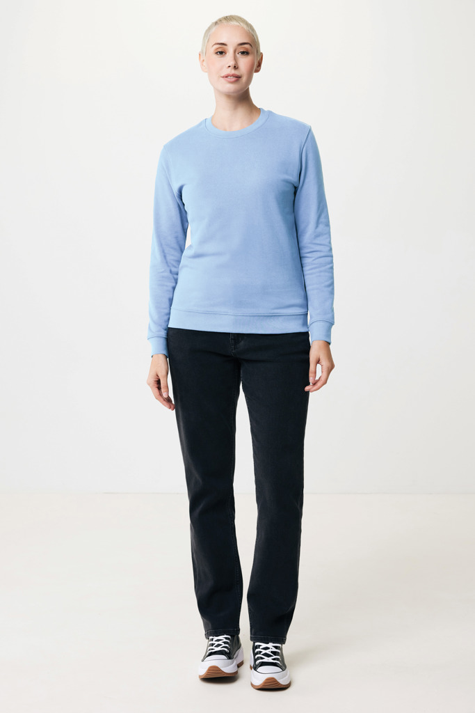 Personne portant un sweat bleu et un jean noir