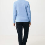 Personne portant un pull bleu et un jean noir