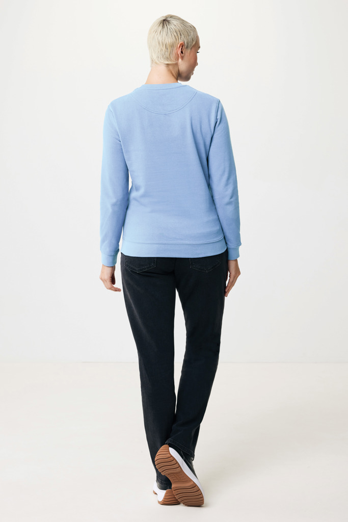 Personne portant un pull bleu et un jean noir