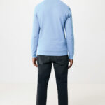 Homme portant pull bleu et jean noir