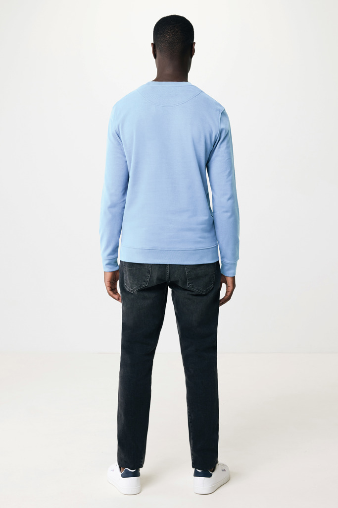Homme portant pull bleu et jean noir