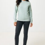 Femme portant un sweatshirt vert et jean noir