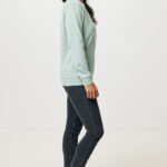 Femme portant pull vert et jean foncé