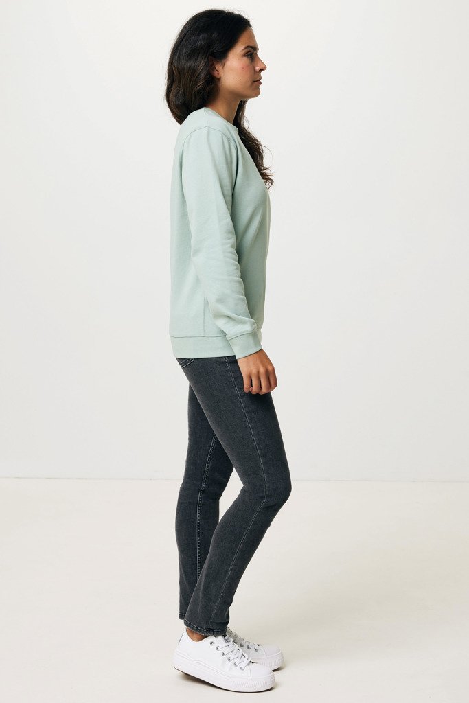 Femme portant pull vert et jean foncé