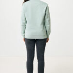 Personne portant un sweat vert et jean gris.