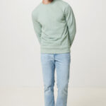 Homme portant un pull vert et un jean clair