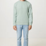 Homme portant pull vert clair et jean bleu