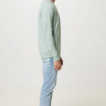 Homme portant un sweat vert et jean clair
