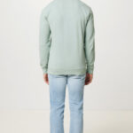 Homme portant un pull vert et un jean clair