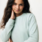 Femme portant un sweat vert clair