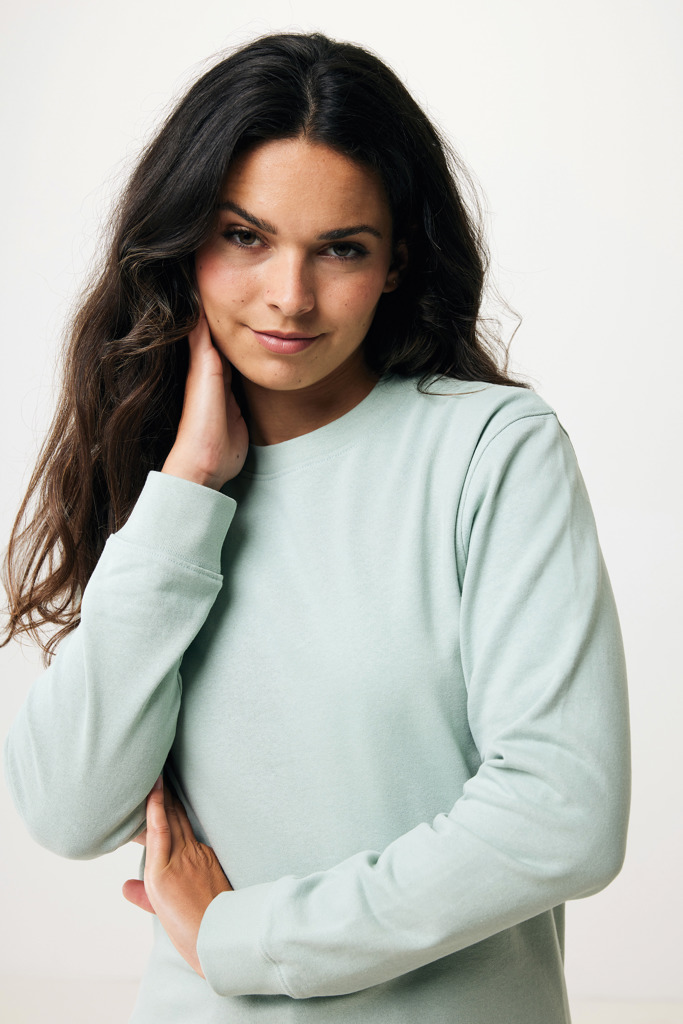 Femme portant un sweat vert clair