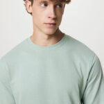 Homme portant un sweat vert clair